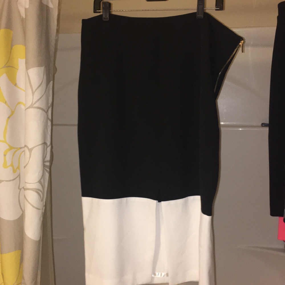 Worthington black and white pencil skirt.